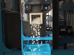 วิศวกรเปิดใช้งานเครื่องทําน้ําแข็ง